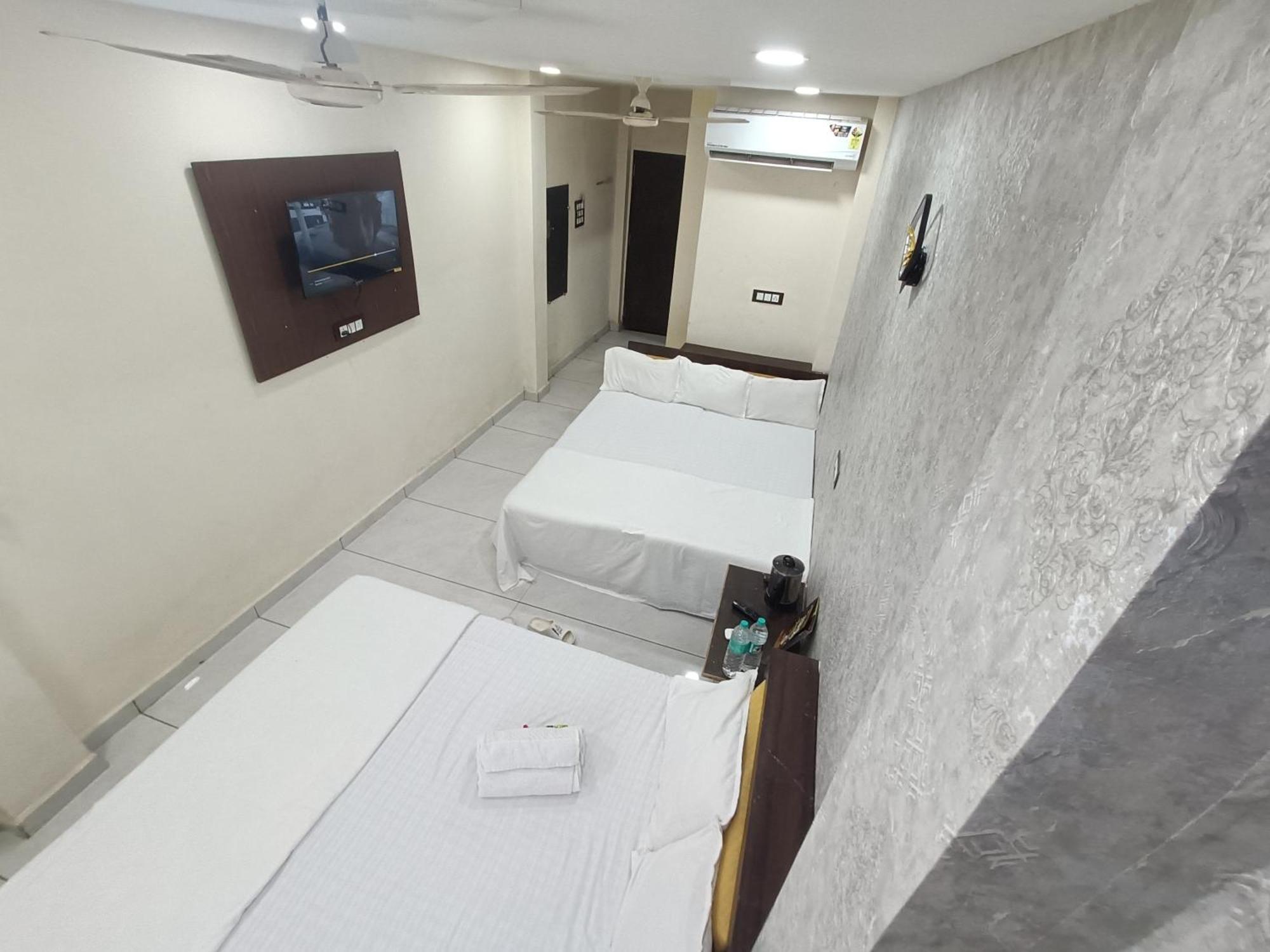 Ginger Hotels Ujjain Tower Kshipra Inn-Family Stay Airconditioned Hotel Buitenkant foto